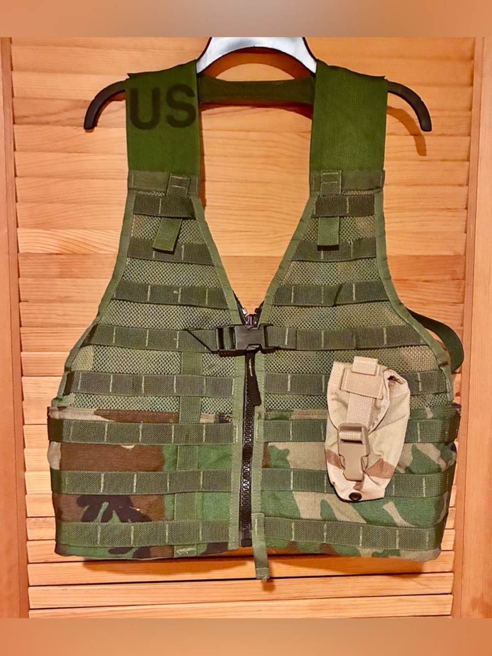 Authentic S. Military MOLLE II Fighting Load Carrier M81 in Woodland camouflage